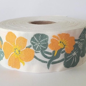 KAFKA G-03 / 01 Jacquard Band gewebt Bio-Baumwolle Zierleiste 32 mm breit Elfenbeinfarben mit goldgelber Kapuzinerkresse Kapuzinerkresse, gelben Akzenten, grünen Blättern