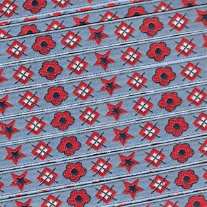 FLORAL A-17-A Jacquard-Band Poly Trim 3/8 "breit (9 mm) Hergestellt in Frankreich, Blau mit roten Blumen, Sternen und Diamantmotiven, Marineakzenten