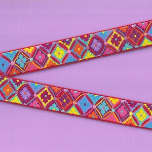 Puede incluir: Dos cintas coloridas con un patrón repetitivo de diamantes y flores. Los diamantes están llenos de flores en tonos de amarillo, naranja, rosa, azul y morado. Las cintas tienen un borde rojo y están sobre un fondo lila claro.