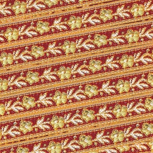 Nastro jacquard FLORAL B-12-G in poliestere, larghezza 1/2" (13 mm), prodotto in Francia, rosso con fiori verde oliva variegati e viticci dorati
