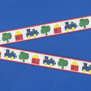 Cinta de jacquard D-02-B para niños, mezcla de poliéster, 3/4" de ancho (20 mm), color blanco roto, con trenes, casas y árboles en colores primarios