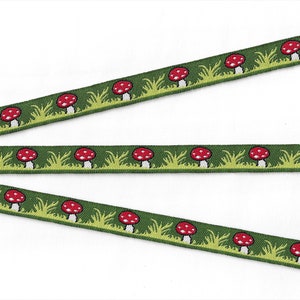 B-02-B ENFANTS Ruban Jacquard Bordure en poly 1/2" de large (13 mm) champignons vénéneux rouges avec mini pois blancs sur vert olive