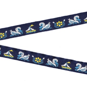 ANIMAIS/Pássaros C-17-A Jacquard Ribbon Cotton Trim 5/8" de largura (16 mm) VINTAGE Navy com patos brancos, flores amarelas e veleiros
