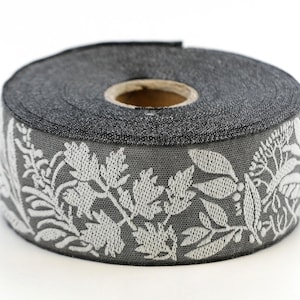 KAFKA G-23/06 Jacquardlint geweven biologisch katoenen rand 1-1/4" breed (32 mm) medium grijze achtergrond met witte kruiden, French Country
