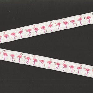 ANIMAIS/Pássaros C-23-D Jacquard Ribbon Poly Trim 5/8" de largura (16 mm) da França, fundo branco com flamingos rosa, flores brancas