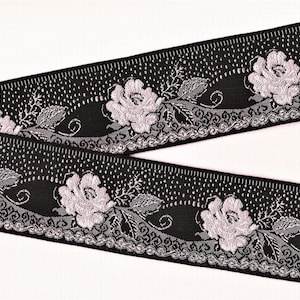 BLOEMEN J-06-A Jacquardlint rayonrand 44 mm 1-3/4" breed VINTAGE Trapunto zwarte, grijze en lichtroze bloemen met accenten in reliëf, op maat gesneden