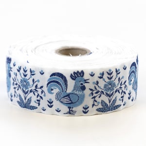 Cinta jacquard KAFKA G-25/08 de algodón orgánico tejido, 32 mm de ancho, blanca con gallos azul claro y azul, ramo floral