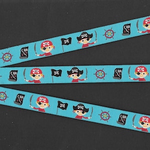 C-05-B Infantil Fita Jacquard Poly Trim 5/8" de largura (16 mm) Azul com Piratas Meninos em Chapéus com Cutelos Bandeiras Mapas e Leme de Navio