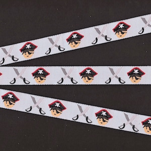 KINDER C-05-D Jacquard Ribbon Poly Trim 5/8 "breit (16 mm) hellblau mit Piratenjunge mit Augenklappe in Hut mit Macher