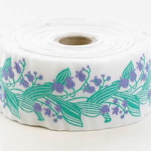 KAFKA H-02/34 Ruban Jacquard en coton biologique tissé 38 mm (1-1/2 po.) de large, blanc, muguet lilas, feuilles vertes