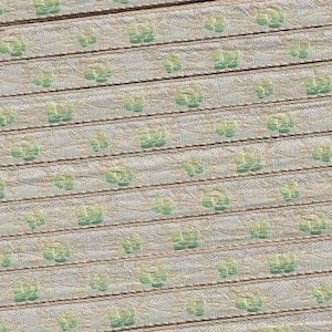 Cinta de rayón jacquard FLORAL A-01-J, 5/16" de ancho, rara, fabricada en Francia, gris con flores verdes abigarradas y detalles en beige