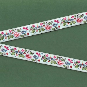 ANIMAIS/Pássaros C-24-A Fita Jacquard de Poliéster com Acabamento de 5/8" de largura (16 mm) Fundo Azul Claro com Pássaros Azuis com Folhas Verdes dizendo "AMOR"
