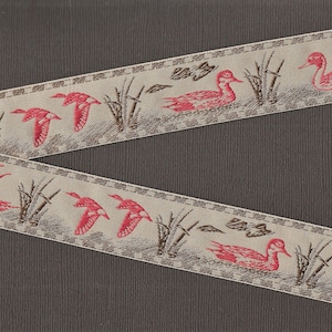 ANIMAIS/Pássaros G-01-A Fita Jacquard Poliéster Trim 1-1/4" de largura (32 mm) Fundo bege com patos vermelhos, gramas marrom chocolate e bordas