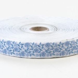 KAFKA D-03 / 05 Jacquard Band gewebt Bio-Baumwolle Zierleiste 3/4 "breite (20 mm) Weißer Hintergrund mit Himmelblauen Blumen, Blättern & Reben