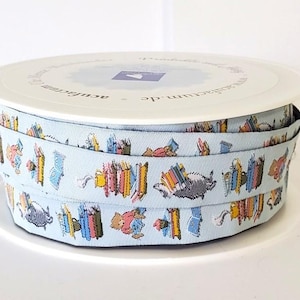 SOPHIA DRESCHER Dieren jacquardlint geweven rand 5/8" breed (16 mm) uit Duitsland "Reading Time" lt. blauwe achtergrond met beestjes en boekenstapels