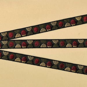 STIPPEN B-21-C Jacquardlint Polyversiering 1/2" breed (13 mm) ZELDZAAM Made in France Zwart met rood, geelbruin en olijfgroen retro stippen
