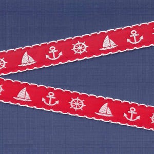Cinta jacquard NÁUTICA INFANTIL C-35-B con ribete de poliéster de 20 mm de ancho, color rojo clásico con anclas blancas, ruedas de capitán, veleros y ribete de picot.
