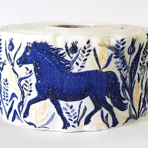 KAFKA K-06/06 Ruban jacquard en coton biologique tissé, bordure en coton biologique de 2 po. de large (50 mm) sur fond ivoire avec chevaux bleus, herbes bleu marine et jaunes