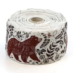 KAFKA L-05/03 Ruban jacquard en coton biologique tissé de 2-3/8 po. de large (60 mm) beige avec des ours bruns, des feuilles brun foncé/des vignes et des bourdons