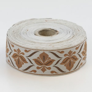 Cinta de jacquard tejida de algodón orgánico KAFKA G-24/01 de 1-1/4" de ancho (32 mm) "French Lily" en tostado, beige y marrón