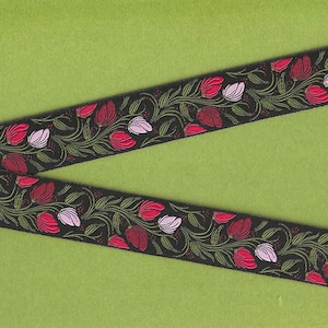 BLOEMEN E-75-B jacquardlint polyester rand 15/16" breed (24 mm) gemaakt in Frankrijk, zwart met donkere rode, rode en roze tulpen, olijfgroene stelen/bladeren
