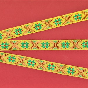 SNEEUWVLOKKEN C-25-F Jacquardlint Viscoserand 5/8" breed (16 mm) Made in France, zonnegeel met noordsgroene sneeuwvlokken/sterren, rode accenten