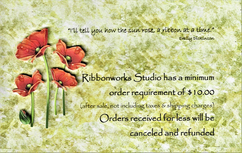 K&ouml;nnte beinhalten: Ein gr&uuml;ner und brauner strukturierter Hintergrund mit roten Mohnblumen. Der Text lautet "Ribbonworks Studio hat eine Mindestbestellmenge von 10,00 &euro; (nach dem Verkauf, ohne Steuern und Versandkosten) Bestellungen, die f&uuml;r weniger eingehen, werden storniert und erstattet".