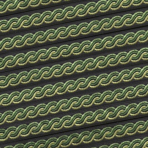 Cinta de poliéster con borde de jacquard GEOMÉTRICO A-21-C de 3/8" de ancho (9 mm) RARO Fabricado en Francia, diseño de cuerda celta en negro con bordes en tonos verdes