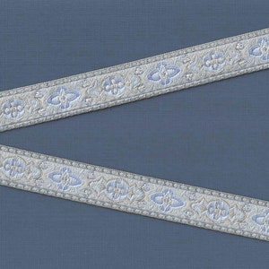 Cinta de poliéster con borde de jacquard GEOMETRIC C-06-S de 16 mm (5/8") de ancho, fabricada en Francia, azul claro con detalles en beige y azul, diseño medieval renacentista