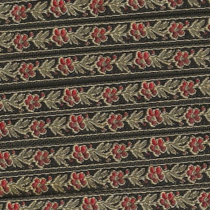 Nastro jacquard FLORAL B-12-K in poliestere, larghezza 7/16", prodotto in Francia, nero con fiori rossi variegati e viticci verde oliva
