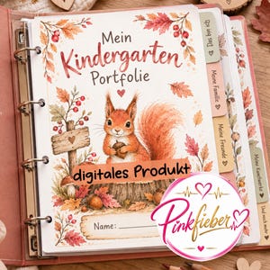 Puede incluir: Una carpeta de anillas titulada Mein Kindergarten Portfolie con una ilustración en acuarela de una ardilla sosteniendo una bellota, rodeada de hojas de otoño y bayas, con separadores y una línea para el nombre en fondo blanco.