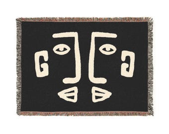 Abstrakt gewebte Decke mit Gesichtsmotiv | Moderner minimalistischer Stammeswandteppich