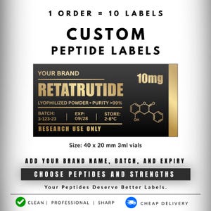 Könnte beinhalten: Ein rechteckiges schwarz-goldenes Etikett für 40 x 20 mm 3ml Fläschchen mit dem Text RETATRUTIDE, 10mg, LYOPHILIZED POWDER, PURITY >99%, BATCH 3-123-23, EXP 09/28, STORE 2-8°C, RESEARCH USE ONLY und einer chemischen Strukturabbildung.