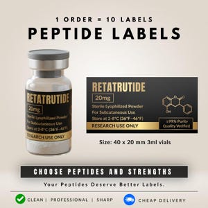 Può includere: Un flacone in vetro con tappo grigio contenente polvere bianca, con etichetta nera e testo dorato che riporta RETATRUTIDE 20mg, Sterile Lyophilized Powder, For Subcutaneous Use, Store at 2-8°C, RESEARCH USE ONLY. Dimensioni: 40 x 20 mm flaconi 3ml.