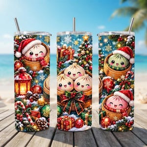 以下が含まれることがあります： 蓋とストロー付きのステンレス製タンブラー3個セット。竹製の蒸し器に入った可愛い餃子のキャラクター、赤いギフトボックス、松の枝、オーナメント、キャンディケイン、光るランタンが描かれた、青い背景のクリスマスデザインが特徴です。