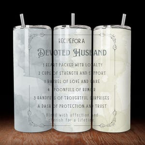 Puede incluir: Tres vasos cilíndricos con tapas y pajitas con un fondo de acuarela en tonos azul, gris y crema. El texto dice: RECIPE FOR A DEVOTED HUSBAND, 1 HEART PACKED WITH LOYALTY, 2 CUPS OF STRENGTH AND SUPPORT, 1 BARREL OF LOVE AND CARE.