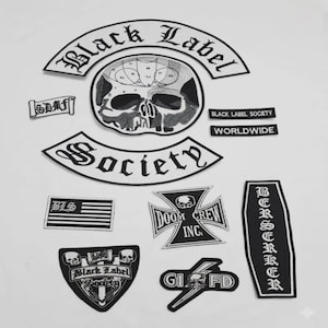 Może przedstawiać: Kolekcja czarno-białych haftowanych naszywek z logo Black Label Society, grafiką czaszki, napisem SDMF, Black Label Society Worldwide, flagą BLS, krzyżem Doom Crew Inc, napisem Berserker oraz błyskawicą z czaszką.