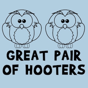 Peut inclure: Graphique bleu clair avec deux hiboux de dessin animé aux grands yeux et l'expression "GREAT PAIR OF HOOTERS" en lettres noires en gras. Les hiboux sont soulignés en noir.