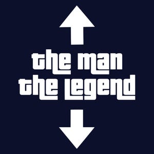 Peut inclure: Graphique bleu marine foncé avec texte et flèches blancs. Le texte se lit "the man the legend" avec une flèche pointant vers le haut au-dessus et une flèche pointant vers le bas en dessous.