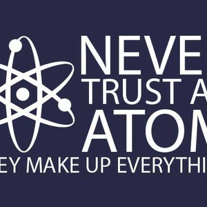 CAMISETA DIVERTIDA Never Trust An Atom (también disponible en sudaderas con cuello redondo y sudaderas con capucha SM-5XL
