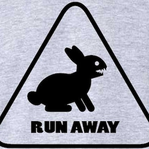 Pode incluir: Um sinal de advertência preto e branco em forma de triângulo. Dentro do triângulo há uma imagem de desenho animado de um coelho com dentes afiados. O texto "RUN AWAY" está abaixo da imagem.