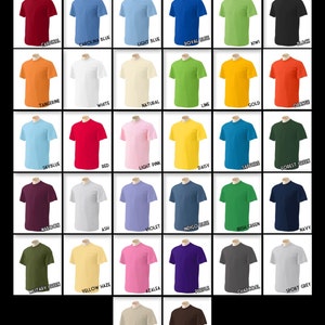 K&ouml;nnte beinhalten: Eine Tabelle mit 24 verschiedenen Farben von Gildan 100% Baumwolle 5.3oz T-Shirts. Die Farben umfassen Kardinal, Carolina Blau, Hellblau, K&ouml;nigsblau, Kiwi, Schwarz, Tangerine, Wei&szlig;, Natur, Limette, Gold, Orange, Himmelblau, Rot, Hellrosa, G&auml;nsebl&uuml;mchen, Saphir, Waldgr&uuml;n, Weinrot, Asche, Violett, Indigo, Irisch Gr&uuml;n, Marine, Milit&auml;rgr&uuml;n, Gelblicher Schleier, Azalee, Lila, Anthrazit, Sportgrau, Sand und Dunkelbraun.