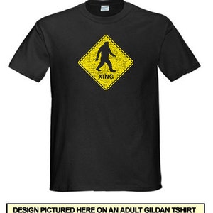 KOSZULKA BIGFOOT Koszulka z napisem Bigfoot Crossing Sign Koszulka dla dzieci na przyjęcie urodzinowe Koszulka Sasquatch dostępna również w wersji na bluzy z okrągłym dekoltem i bluzy z kapturem SM-5XL zdjęcie 3