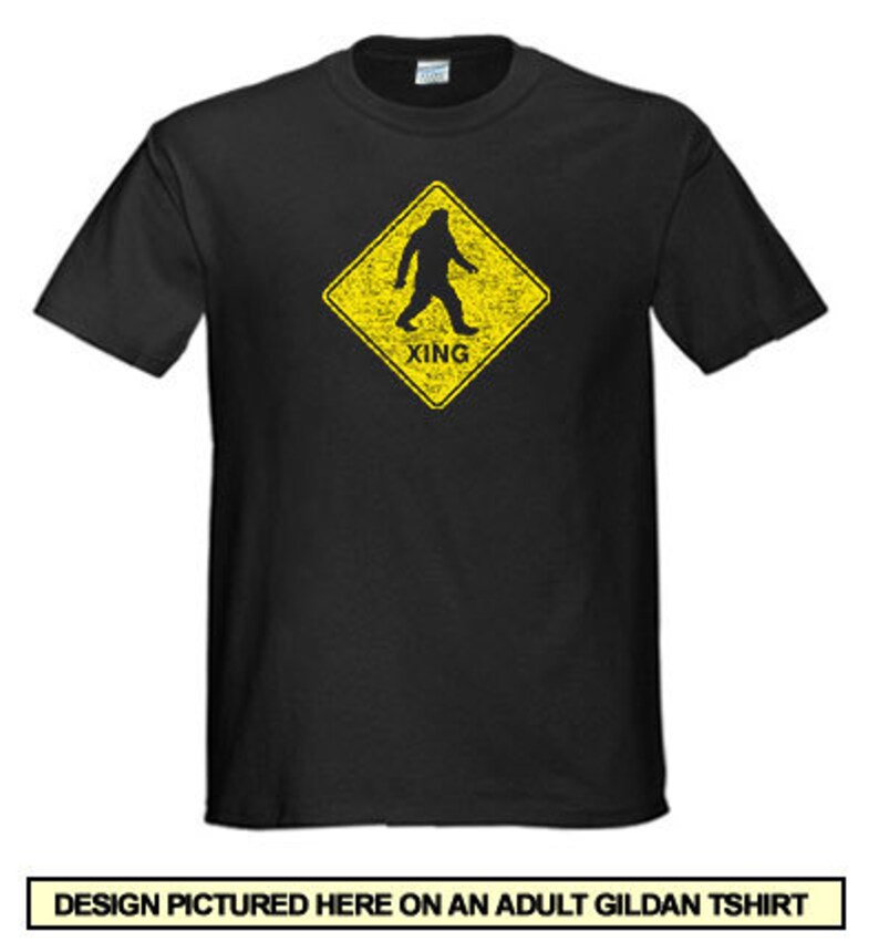 KOSZULKA BIGFOOT Koszulka z napisem Bigfoot Crossing Sign Koszulka dla dzieci na przyjęcie urodzinowe Koszulka Sasquatch dostępna również w wersji na bluzy z okrągłym dekoltem i bluzy z kapturem SM-5XL zdjęcie 3