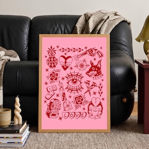 Puede incluir: Una lámina enmarcada con fondo rosa claro y varias ilustraciones rojas de estilo tatuaje, que incluyen un corazón, un revólver, un perro, una máquina tragaperras, rosas, un mechero encendido, fichas de dominó y la palabra LOVE en corazones.