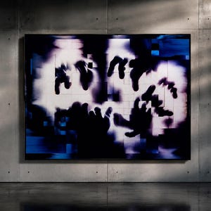 Puede incluir: Una pieza de arte mural rectangular con una composición digital de estilo glitch de alto contraste. La imagen muestra siluetas oscuras de manos superpuestas sobre un fondo blanco y azul borroso con patrones de cuadrícula pixelados.
