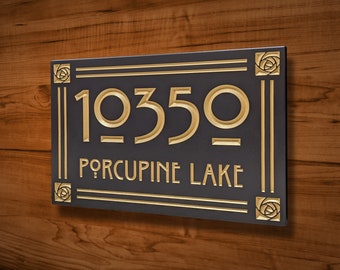 Könnte beinhalten: Ein schwarzes und goldenes Hausnummernschild mit der Nummer 10350 und dem Text "PORCUPINE LAKE" in goldenen Buchstaben.