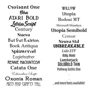 Puede incluir: Un fondo blanco muestra una lista de varios estilos de fuente en texto negro. Los nombres de las fuentes incluyen "Croisant One", "ATARI BOLD", "Century", "Utopia" y "UNBREAKABLE". El texto "...and more fonts available!" est&aacute; en la parte inferior.