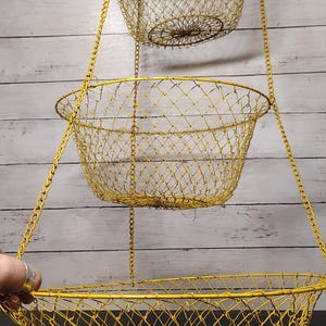 Vintage gele draadmand met 3 lagen voor het ophangen van fruit | Grote hangmand van gaas in mid-century stijl (33 x 23 cm) | Boho boerderijstijl fruitmand