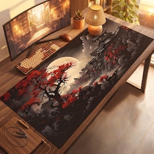 Peut inclure: Un tapis de bureau rectangulaire présentant une illustration détaillée d'un bâtiment traditionnel, d'une grande pleine lune et d'un arbre aux feuilles rouge vif sur un paysage sombre et brumeux. L'illustration couvre toute la surface du tapis.